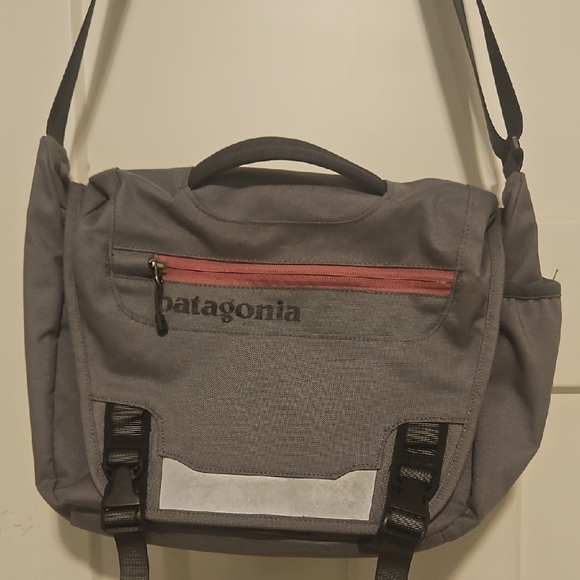 Patagonia Charcoal Messenger Bag with Red Accent - Picture 2 of 6